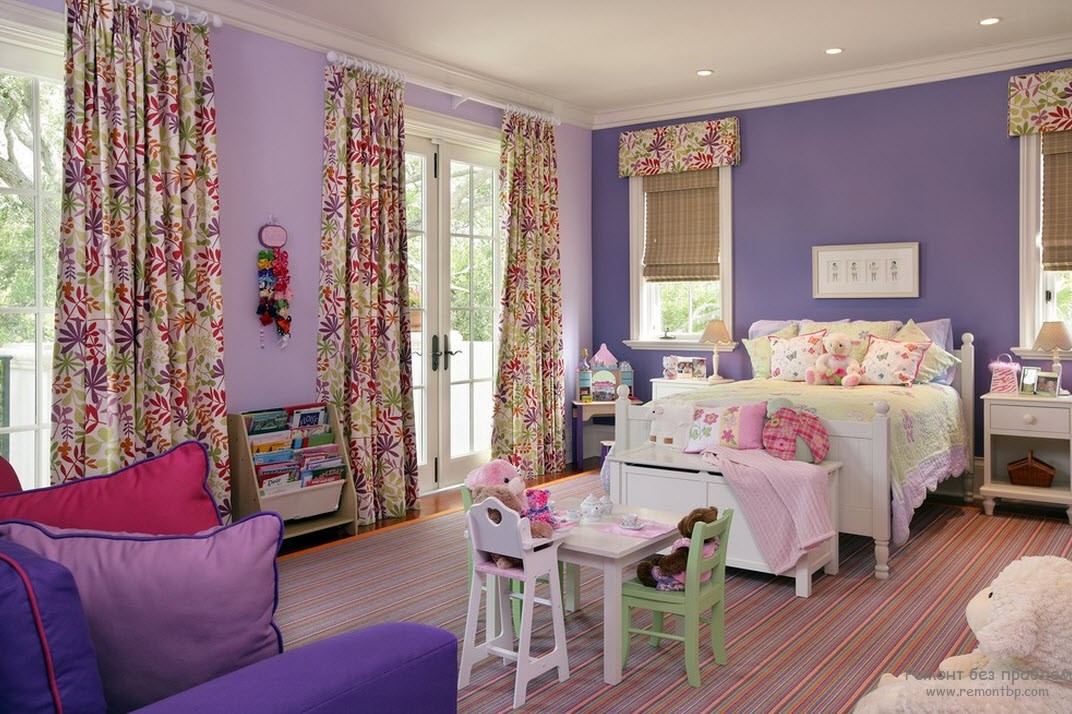 Стены и диван фиолетовые
