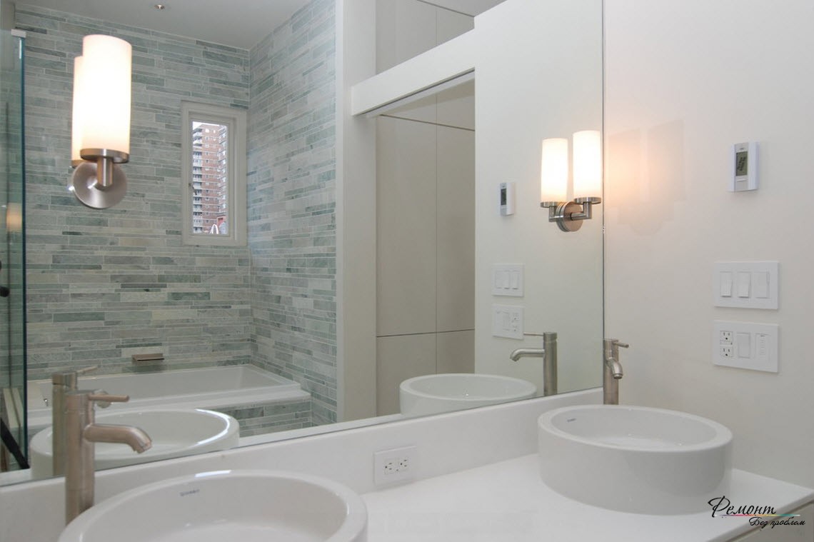 керамической плиткой выложены стены только возле ванны