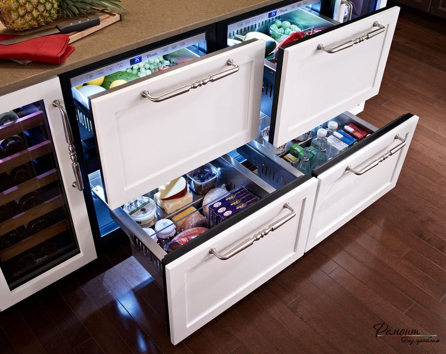 Холодильник, размещенный под рабчей поверхностью - необыкновенно удобно на тесной кухне