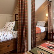 Дизайн спальни с двумя кроватями: оригинальные идеи комнаты для двоих на фото