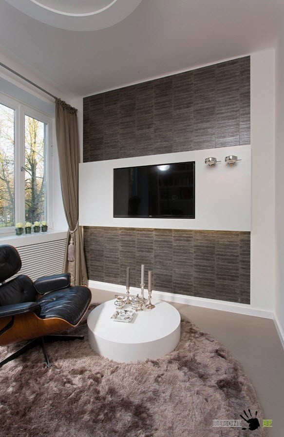 Стена с телевизором в бело-коричневых цветах