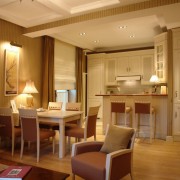 Интерьер и дизайн кухни совмещенной с гостиной в частном доме