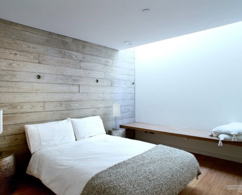 Деревянная стена в интерьере спальни
