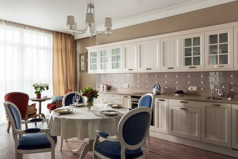 Фотография: Кухня и столовая в стиле Прованс и Кантри, Классический, Квартира, Проект недели – фото на InMyRoom.ru