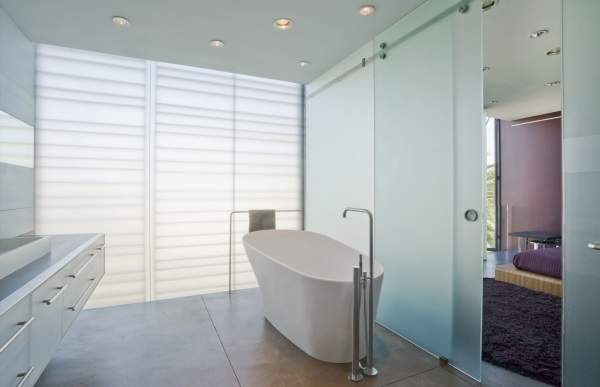 Матовые стеклянные двери для ванной в современном стиле