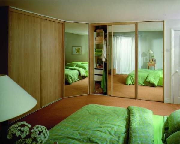 Угловой встраиваемый шкаф купе в спальню с зеркальными дверями