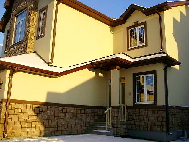 Желтая декоративная штукатурка фасада дома фото