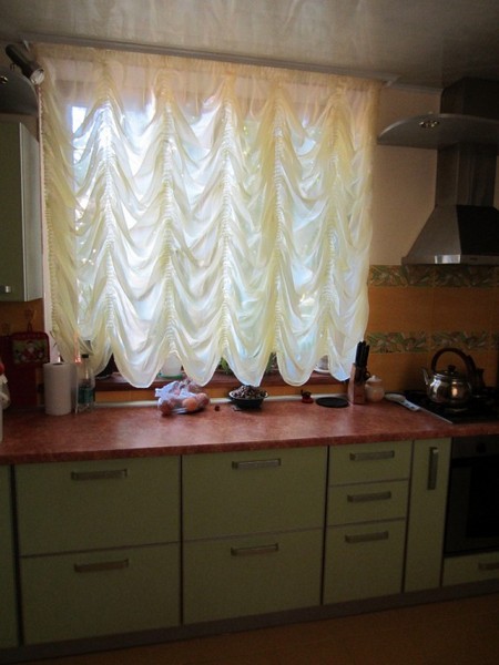 Французские шторы в интерьере кухни (фото примеры)