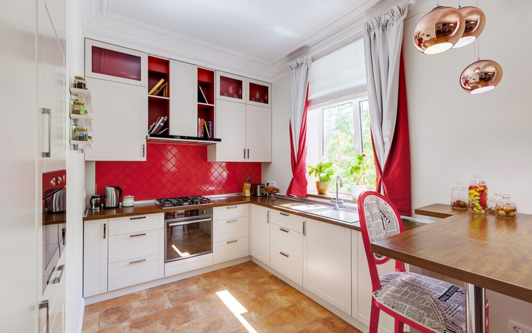 Дизайн белой кухни с деревянной столешницей (60+ фото примеров)