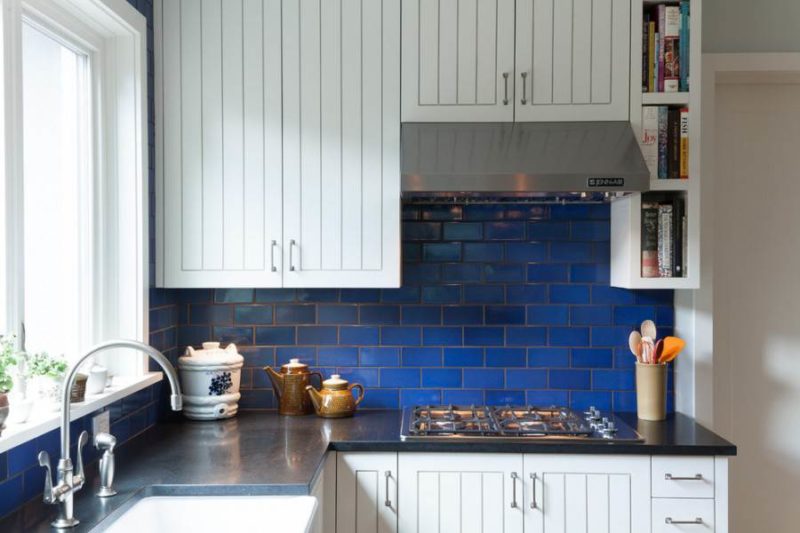 плитка кабанчик синего цвета на фартуке в кухне