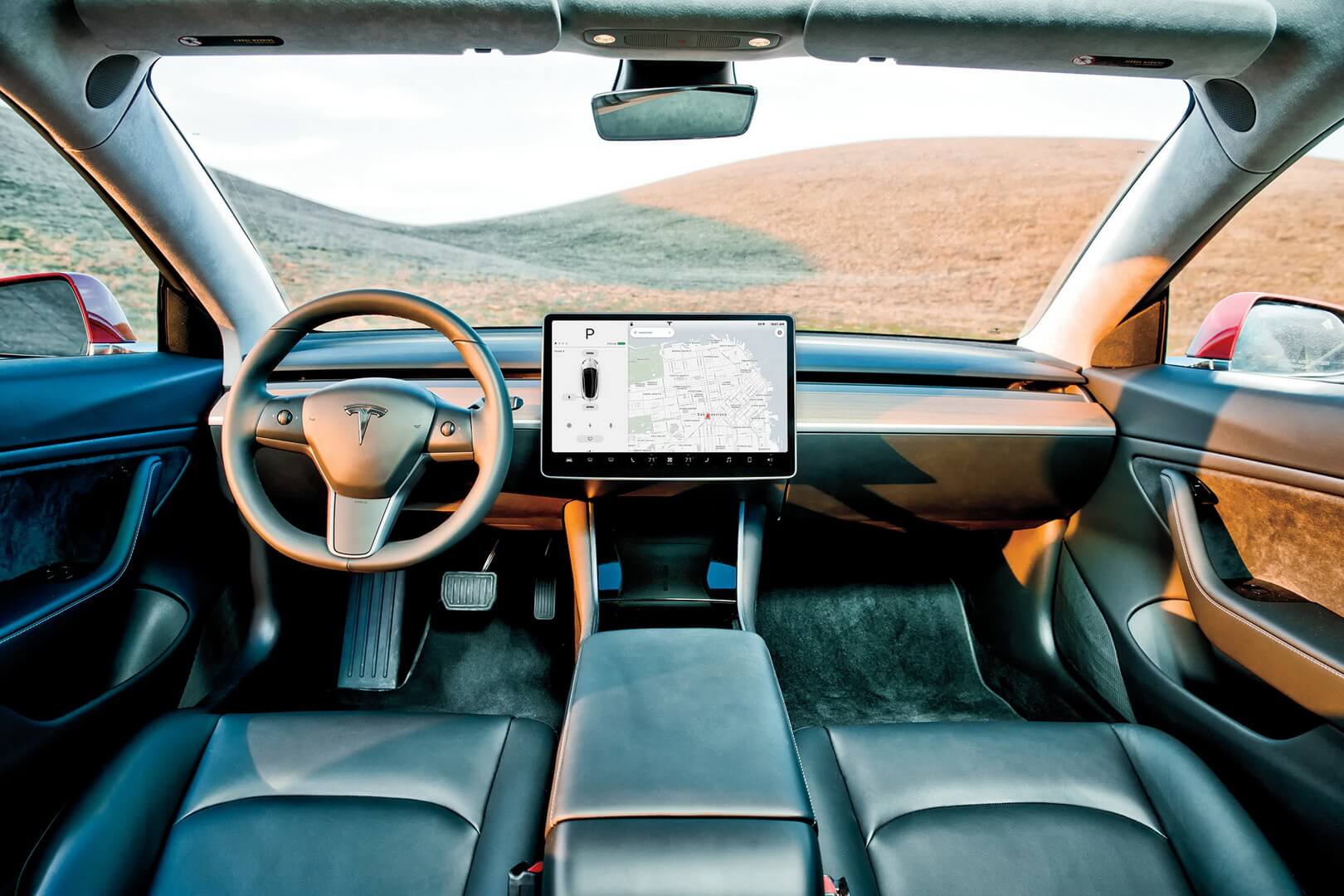 Дисплей в центральной консоли электромобиля Tesla Model 3