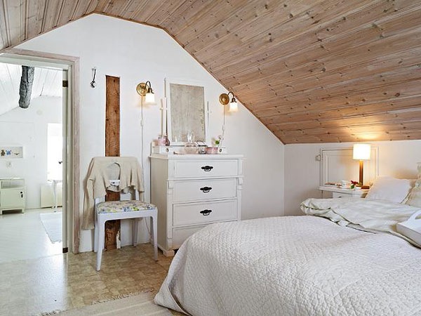 Спальня на мансарде - это не только оригинально, но и практично