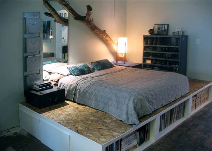 Кровать-подиум будет хорошо смотреться в большой спальне, однако и для маленькой спальни найдутся свои решения