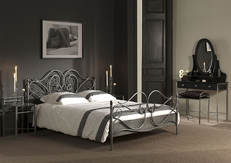 Кровать в интерьере спальни играет большую роль, поэтому ее необходимо подбирать в соответствии к общему стилю комнаты