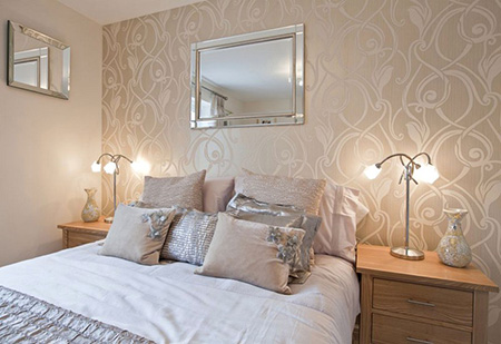 Обои в интерьере спальни являются одним из важнейших элементов, так как благодаря правильно подобранной цветовой гамме можно выделить преимущества даже небольшой комнаты 