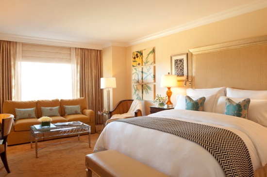 Современная спальня - это стильная комната с красивой мебелью и уютной атмосферой