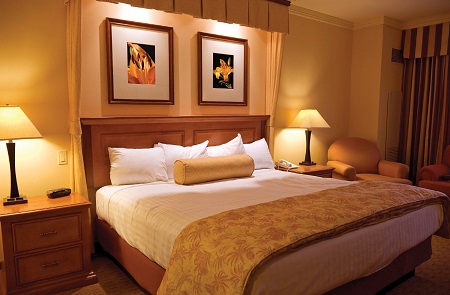 С помощью правильно подобранных картин можно существенно улучшить интерьер спальни, сделав его комфортным и уютным