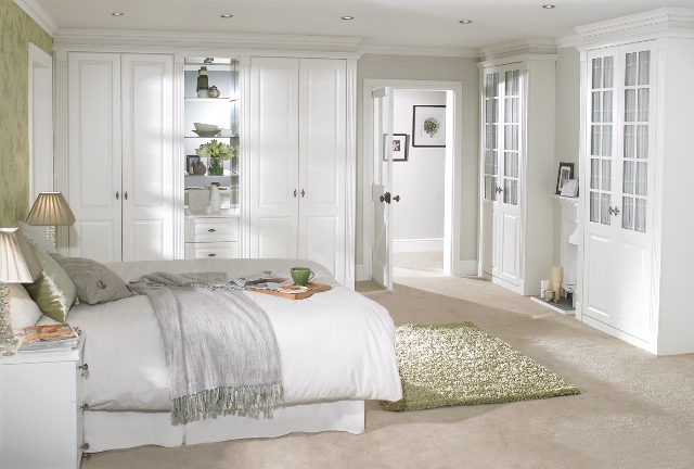 Спальня в светлых тонах, вне зависимости от выбранного стиля оформления, всегда выглядит роскошно и утонченно