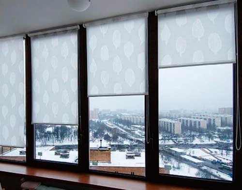 Преобразить пространство и сделать помещение комфортным можно при помощи римских штор на пластиковые окна 