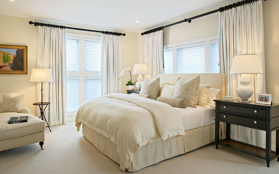 Преобладание белого цвета в интерьере спальни делает ее светлой, нежной и воздушной