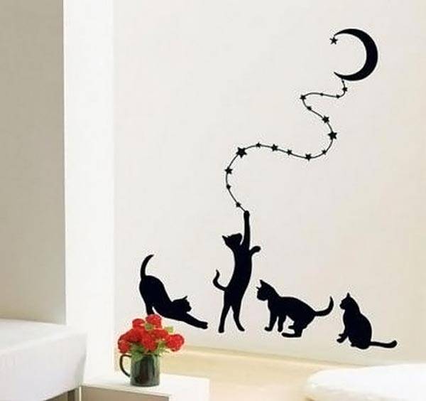 Кошачье семейство на стене