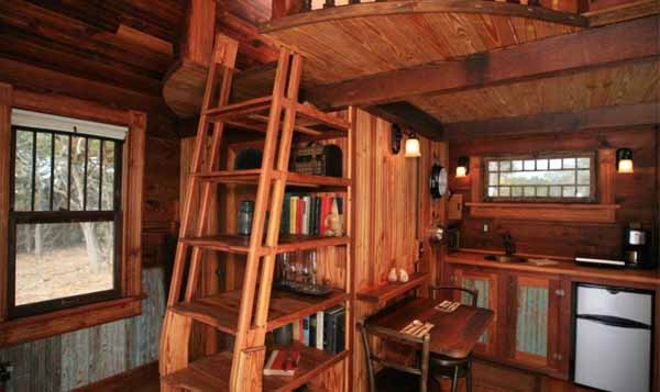 интерьер маленького деревянного дома