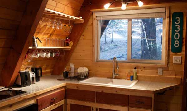 интерьер маленького деревянного дома кухня