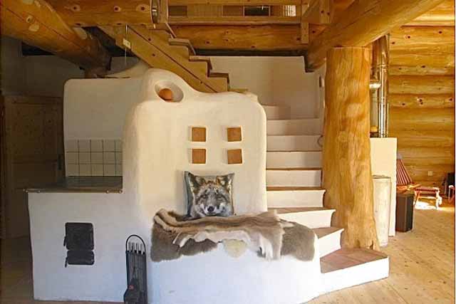 интерьер деревянного дома с печкой