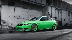 Превью обои bmw, m3, e92, green, бмв, зеленый, вид сбоку, антикрыло, тень, здание