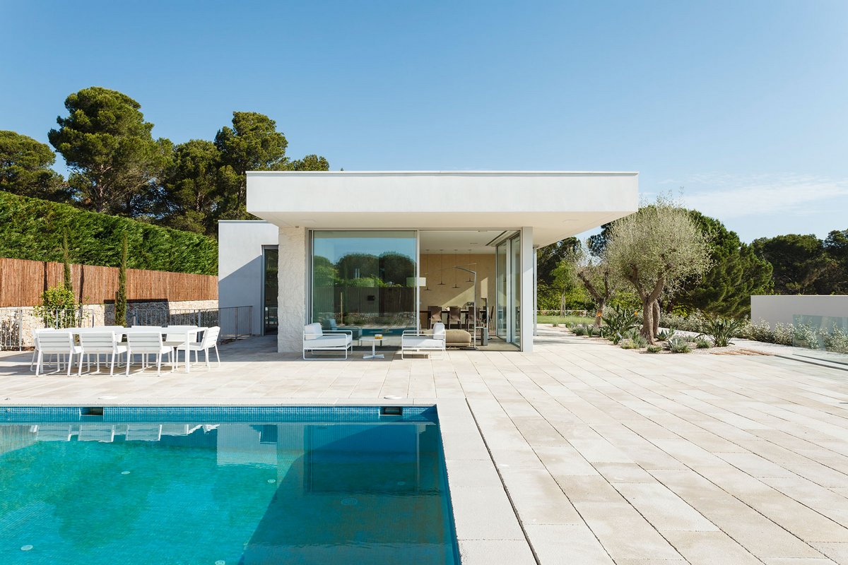 Costa Calsamiglia Arquitecte, Thomsen House, идеальный газон во дворе фото, дом в Испании фото, дома у моря фото, частный дом в Эмпорионе