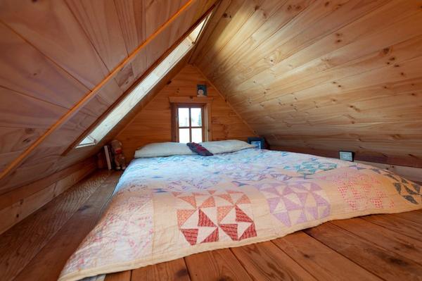 Бюджетный вариант спальни под крышей. Фото с сайта Lestnitsygid.ru