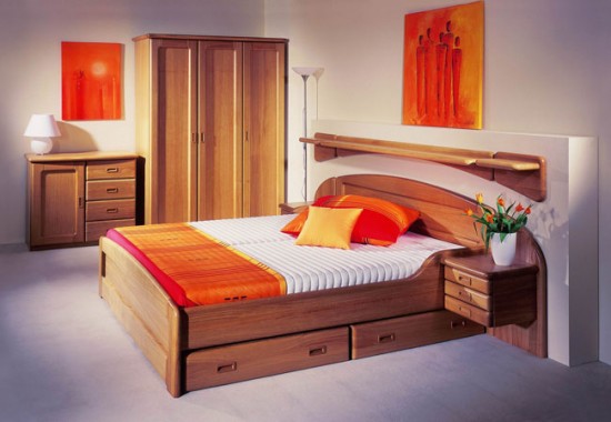 Для небольшой спальни можно приобрести кровать с выдвижными ящиками для вещей