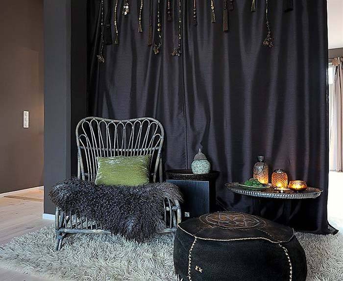 Черные шторы и черный пуф для уютного интерьера фото