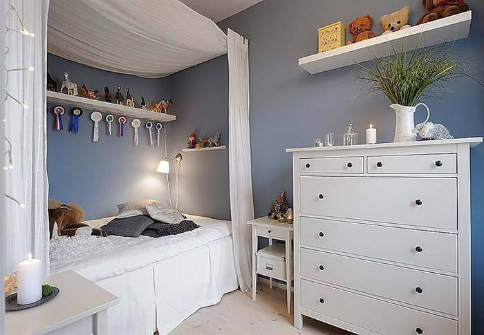 Белая мебель и кровать с балдахином в детской комнате фото