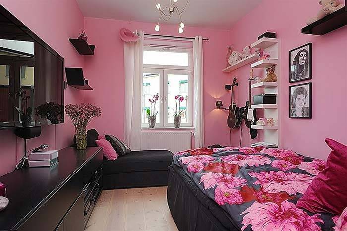 Сочетание розовых стен и черной мебели в интерьере комнаты фото