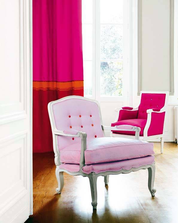нежно розовое кресло в интерьере