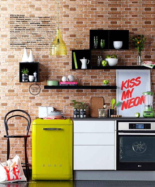 яркий цветной холодильник на кухне