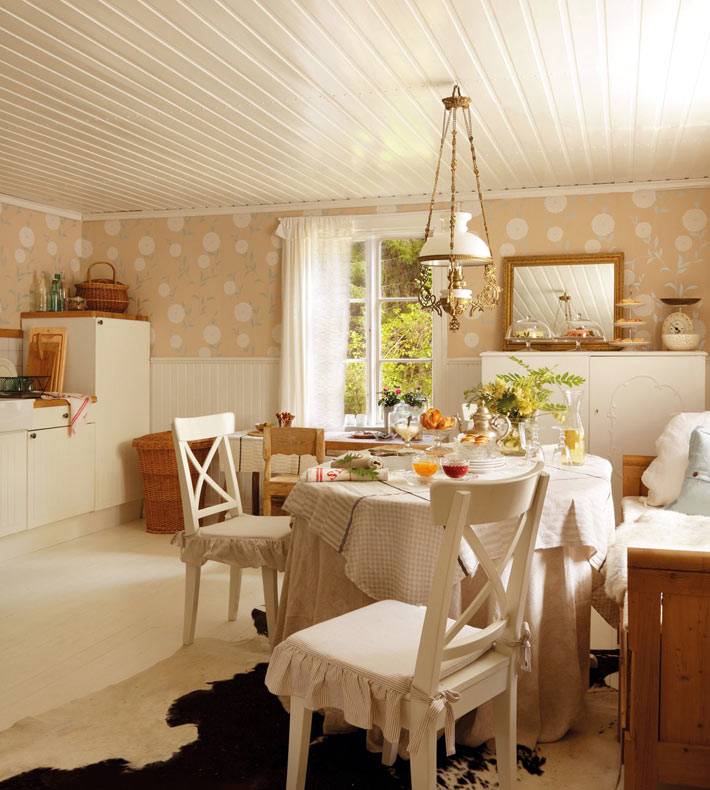 уютный интерьер кухни в бежевом цвете фото