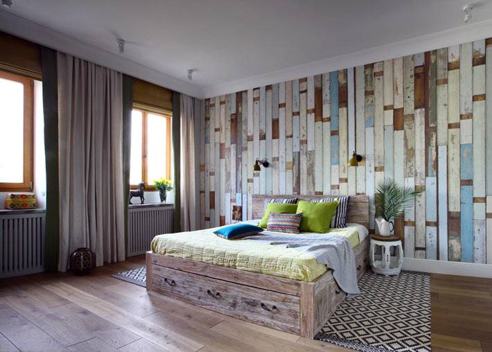 деревянные панели на стене в спальне фото