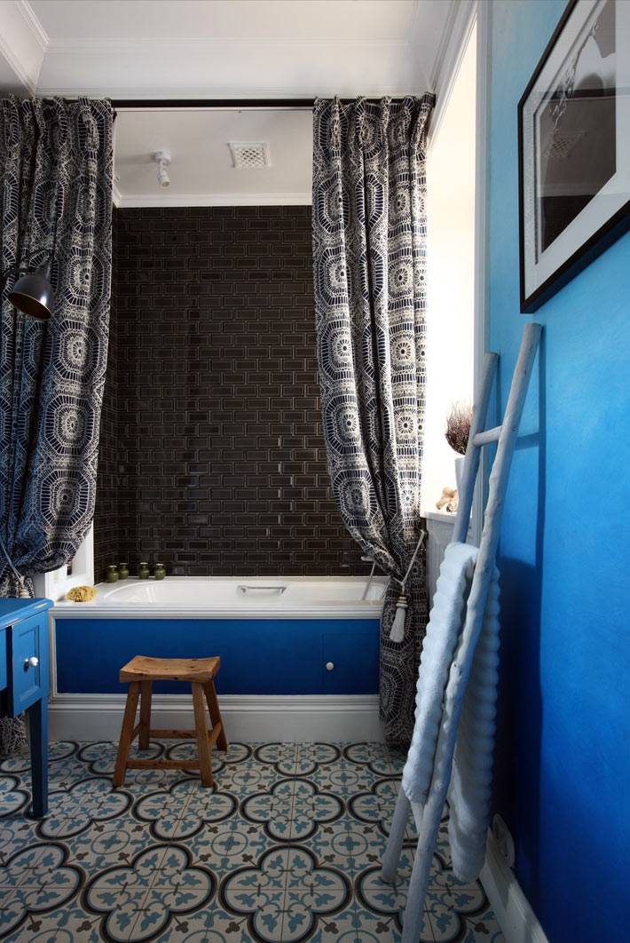 красивая ванная комната с синими стенами
