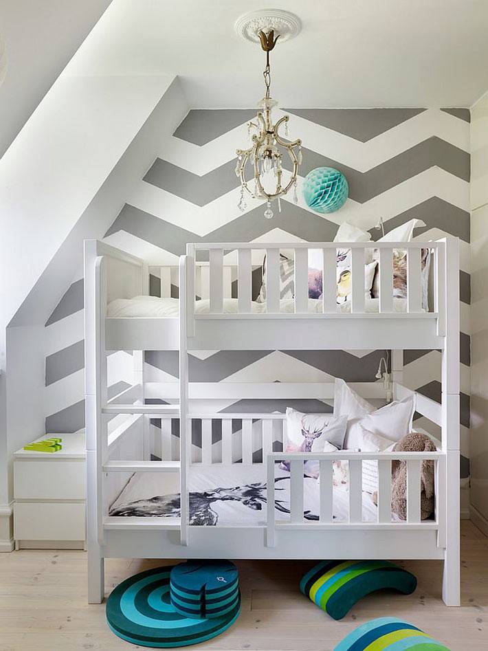 серый узор зигзаг в дизайне детской спальни фото