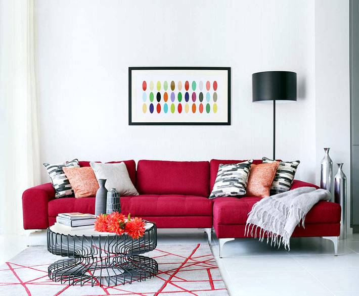 ярко-красный диван в дизайне гостиной комнаты фото