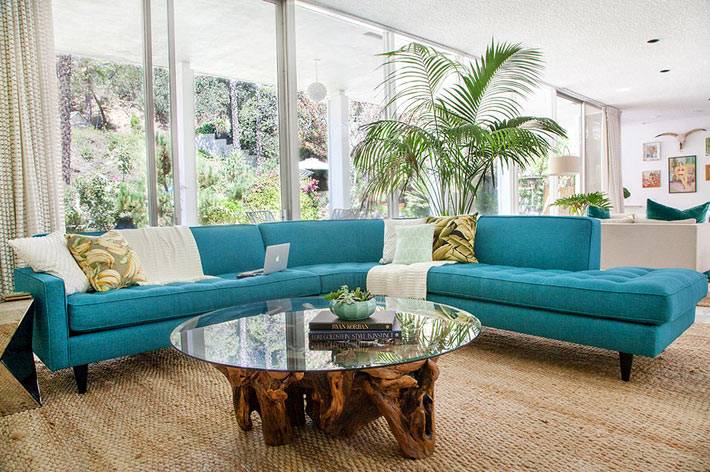 большой синий угловой диван в современном доме фото
