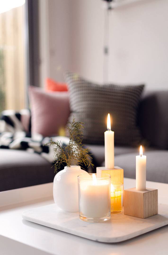 свечи и подсвечники в интерьере гостиной фото