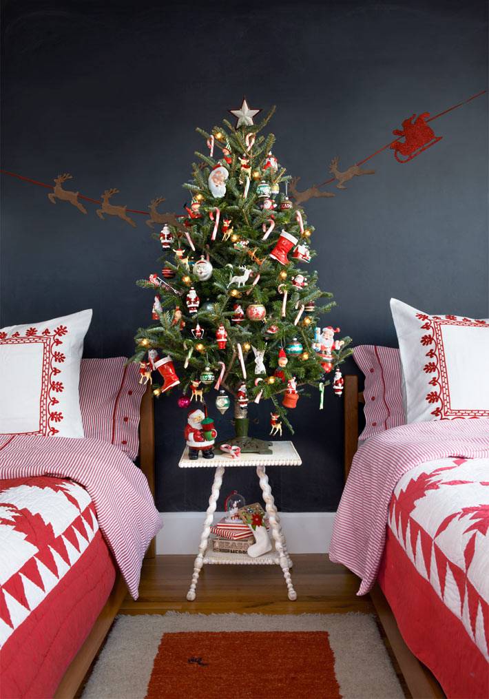 красивая небольшая новогодняя елка в интерьере спальни