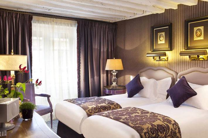 Красивый дизайн интерьера комнаты отеля с раздельными кроватями фото