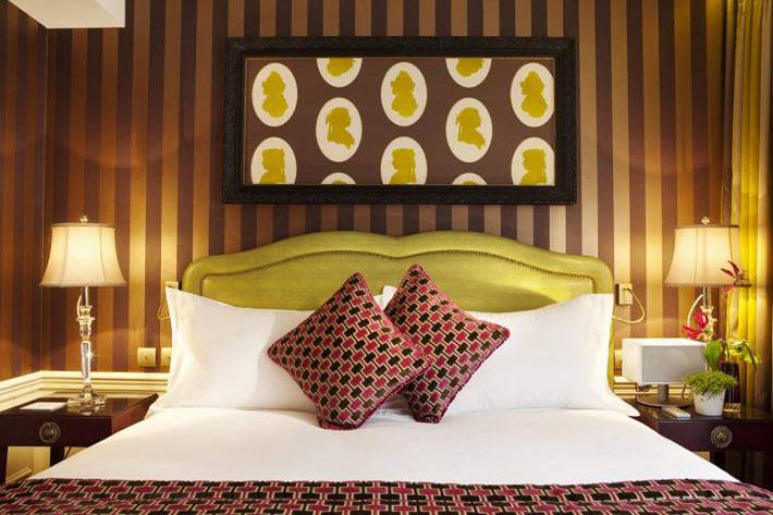 Вертикальная полоска в дизайне спальни в отеле фото