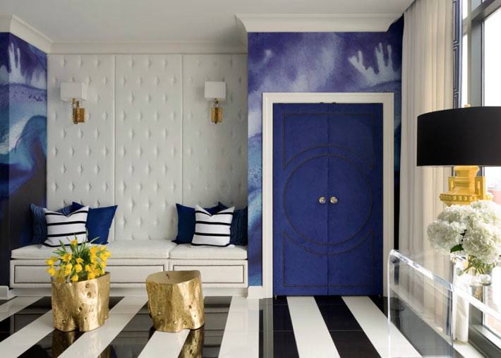 Современный дизайн комнаты с синими стенами и полосатым полом фото