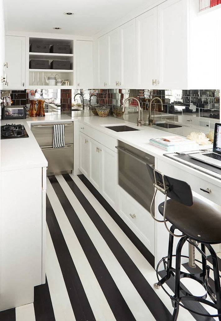 Визуальное удлинение интерьера кухни за счет черно-белых полос на полу