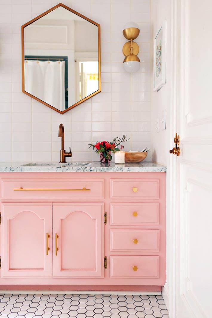 розовый цвет тумбы в интерьере ванной комнаты